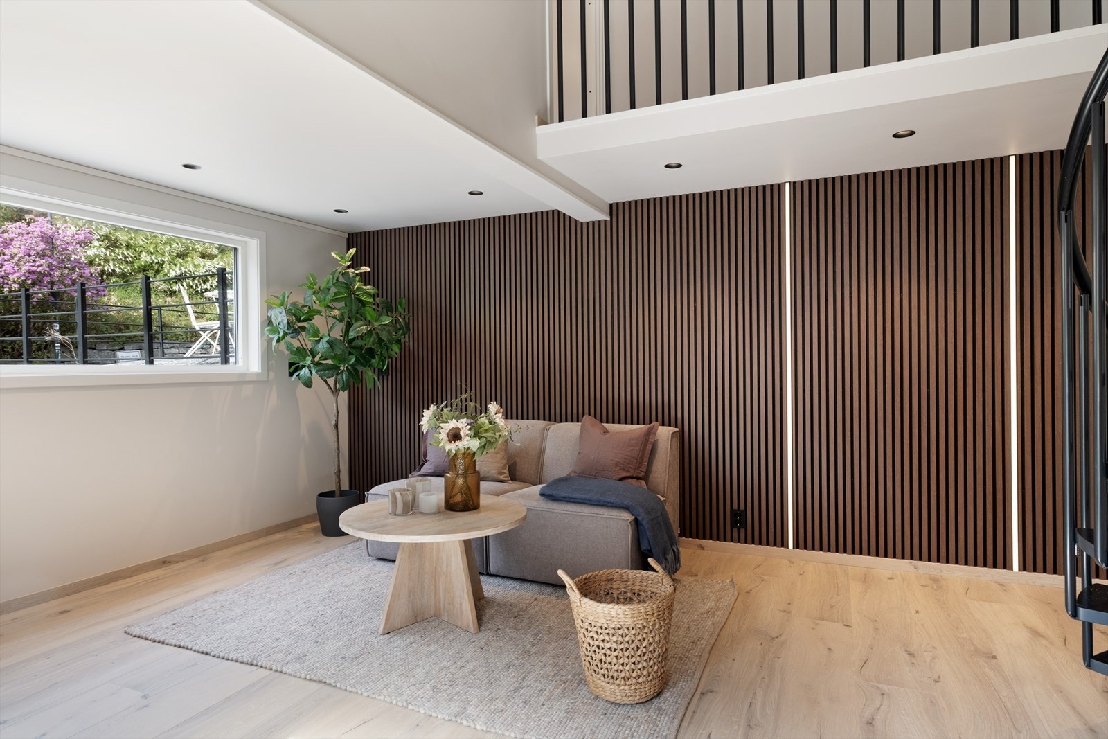 Stova byr på rom for innreiing av sofagruppe. Spileveggar med LED-belysning skaper ein fin kontrastvegg til dei elles lyse og slette overflatene. Galleribilde