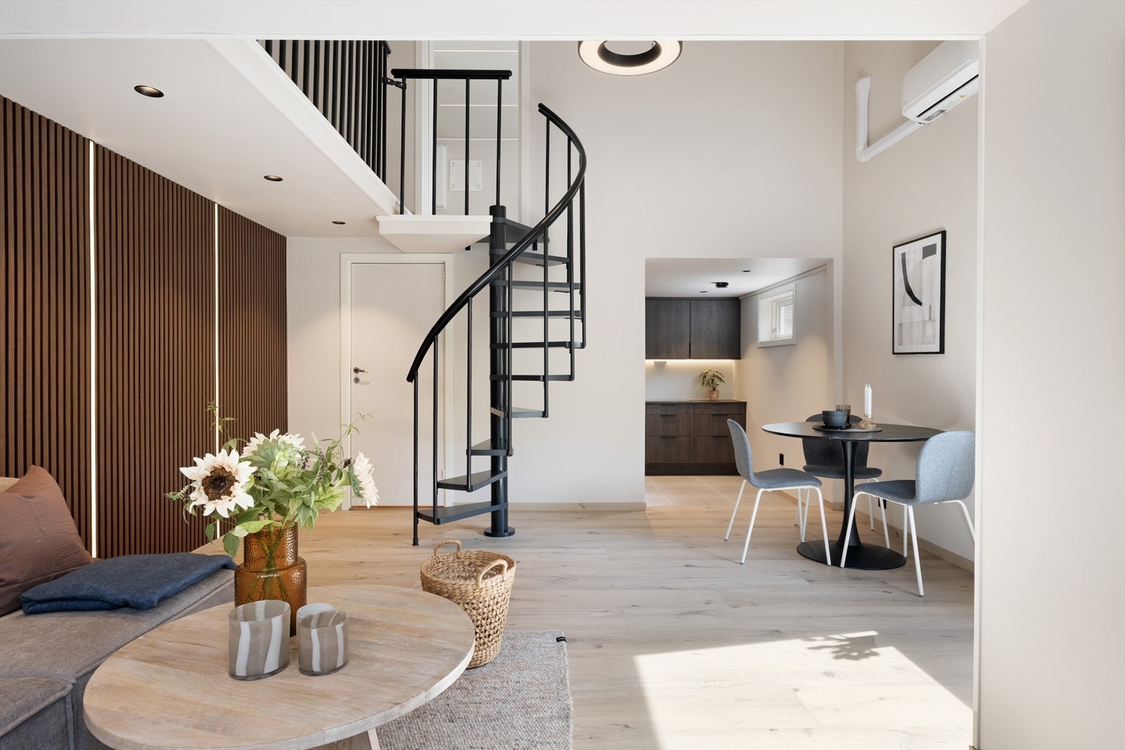 Velkommen til Fossvegen 7 - Ei stilrein og nyoppussa leilegheit med svært sentral beliggenheit like ved Fosshaugane Campus. Foto: Creativision (Jonny Akselsen) Galleribilde