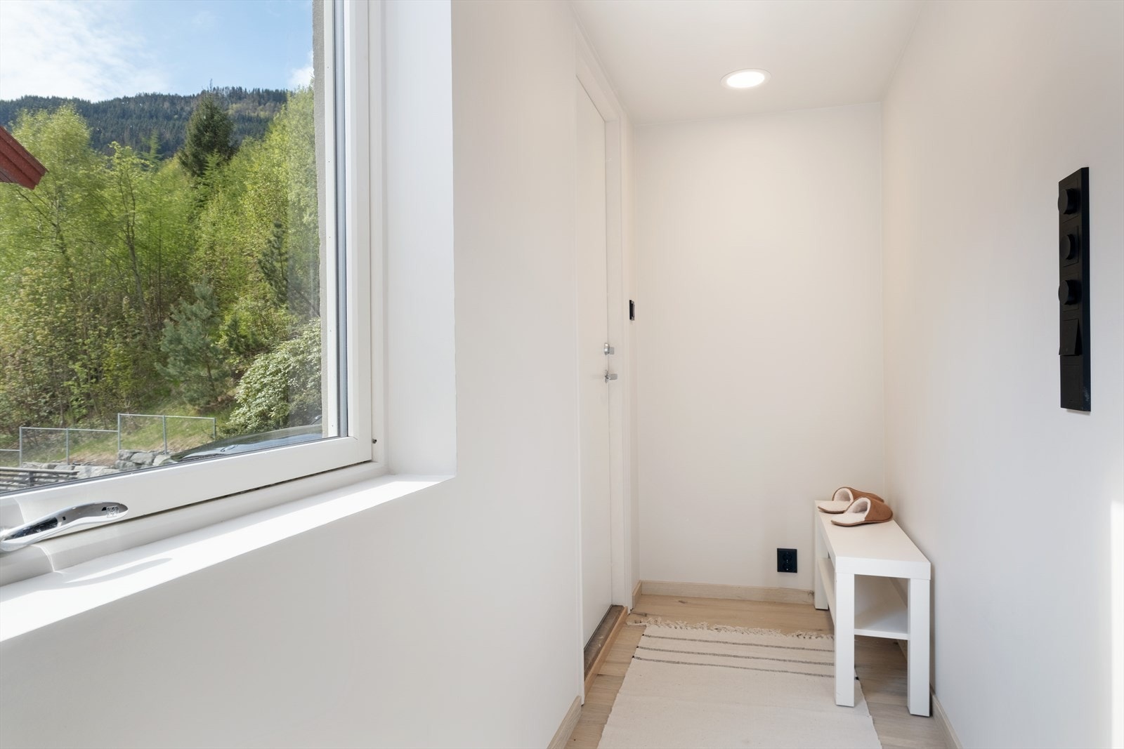 Velkommen inn - Lys og triveleg entre med plass til å sette frå seg sko og henge frå seg yttertøy. Galleribilde