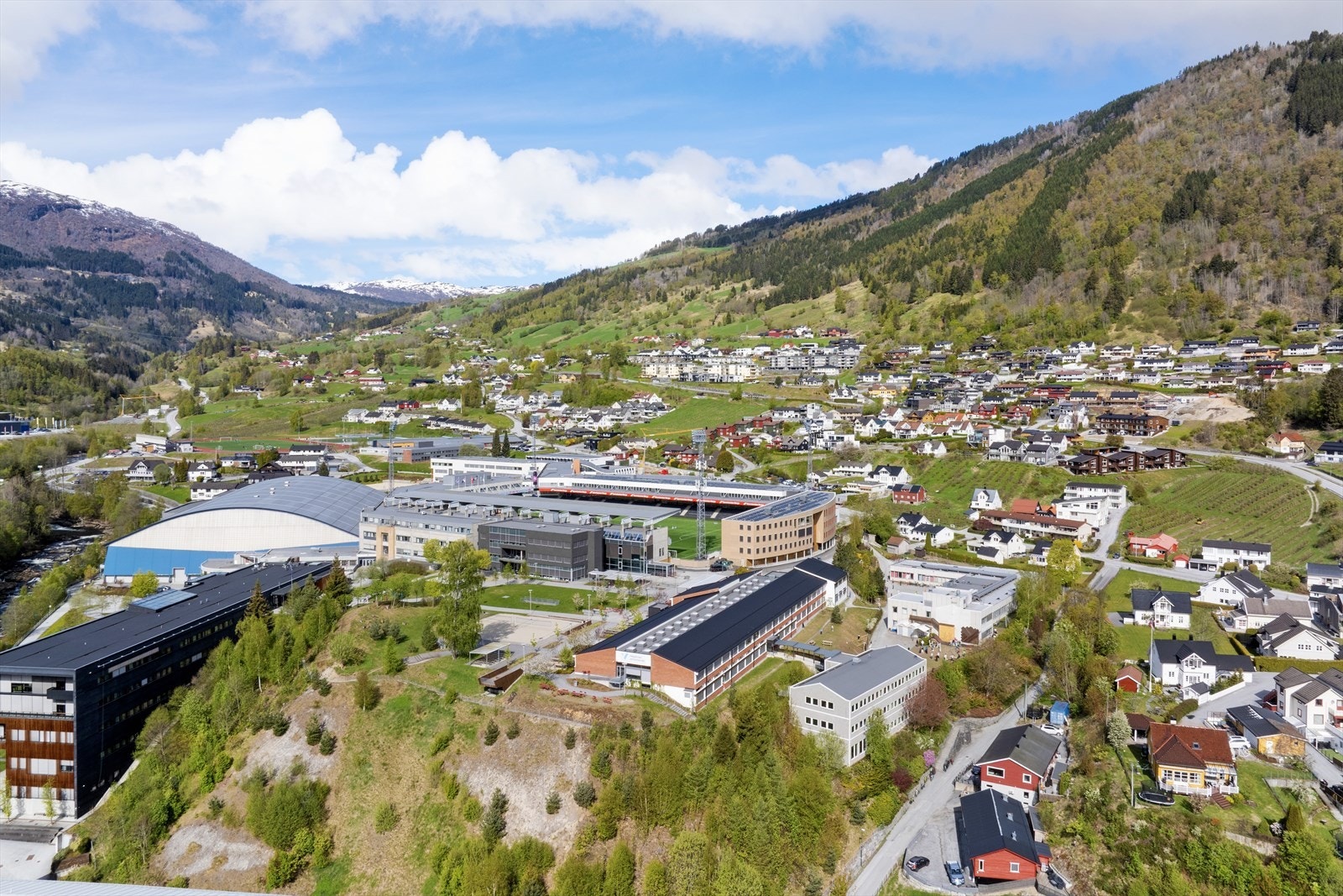 Her er det lettvindt å bu, med sentrumsnær plassering og kort gangavstand til det Sogndal sentrum har å by på. Galleribilde
