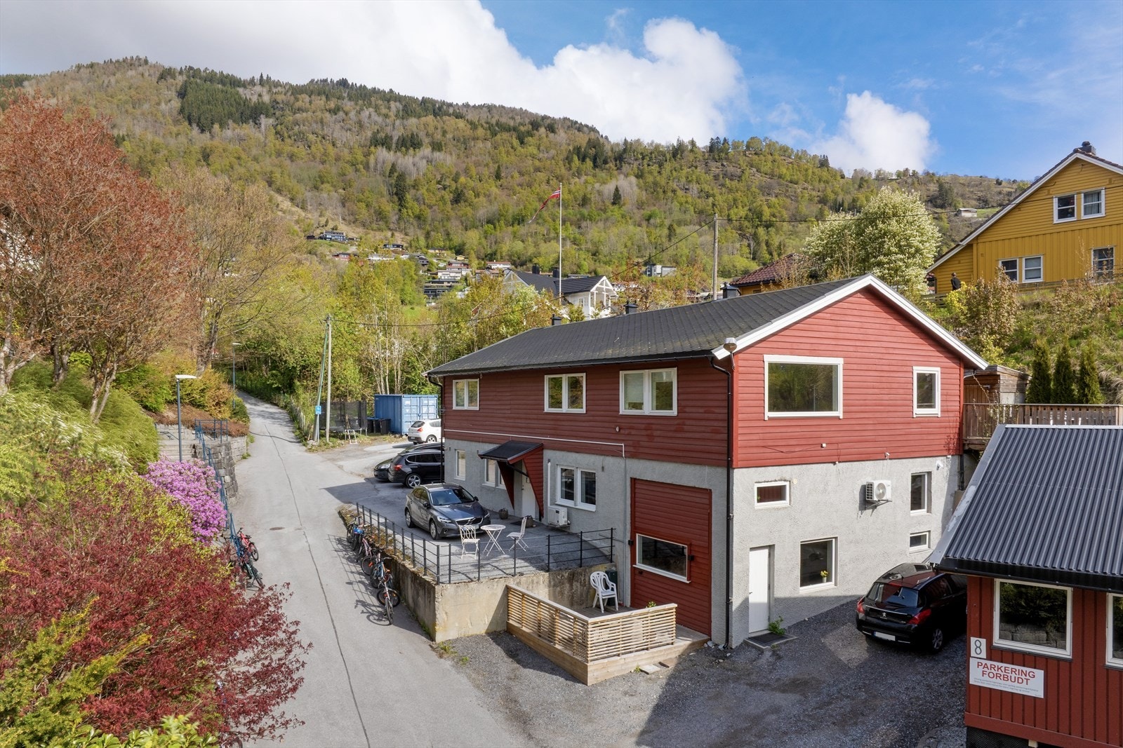 Leilegheita har enkel tilkomst via eigen inngang i gruslagt tun. Galleribilde
