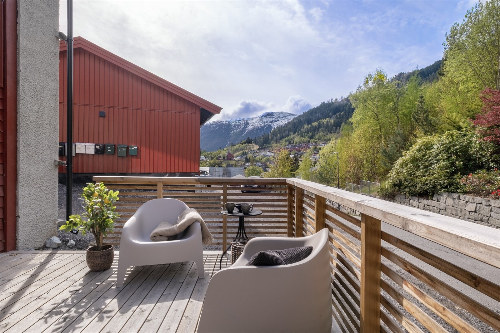 I framkant av leilegheita er det marklagt terrasse med plass til innreiing av utemøblar. Galleribilde