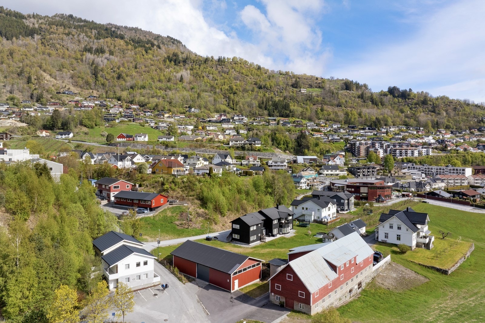 Frå eigedomen er det godt opparbeida gangvegar til sentrum og Campusområdet med treningssenter, klatrevegg, storhall, høgskule og vidaregåande skule. Velkommen på vising! Galleribilde