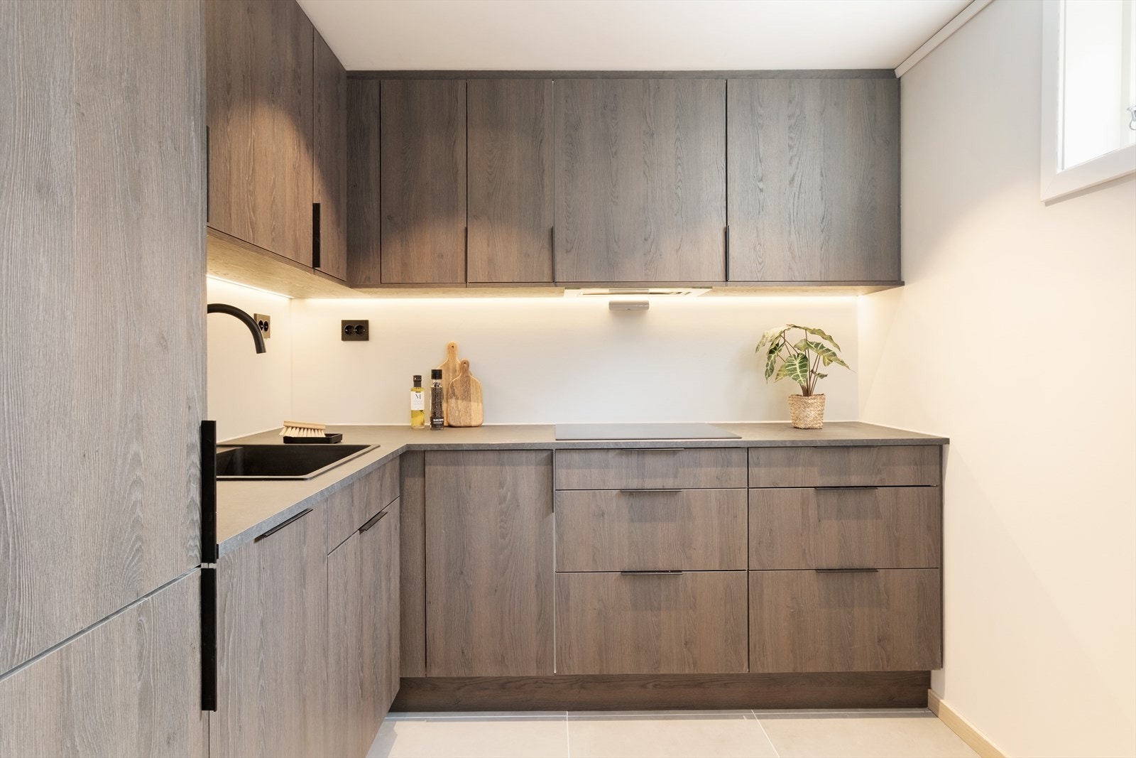 Av integrerte kvitevarer er det steikeomn, microbølgeomn, oppvaskmaskin, kjøleskåp og platetopp med avtrekk. Galleribilde