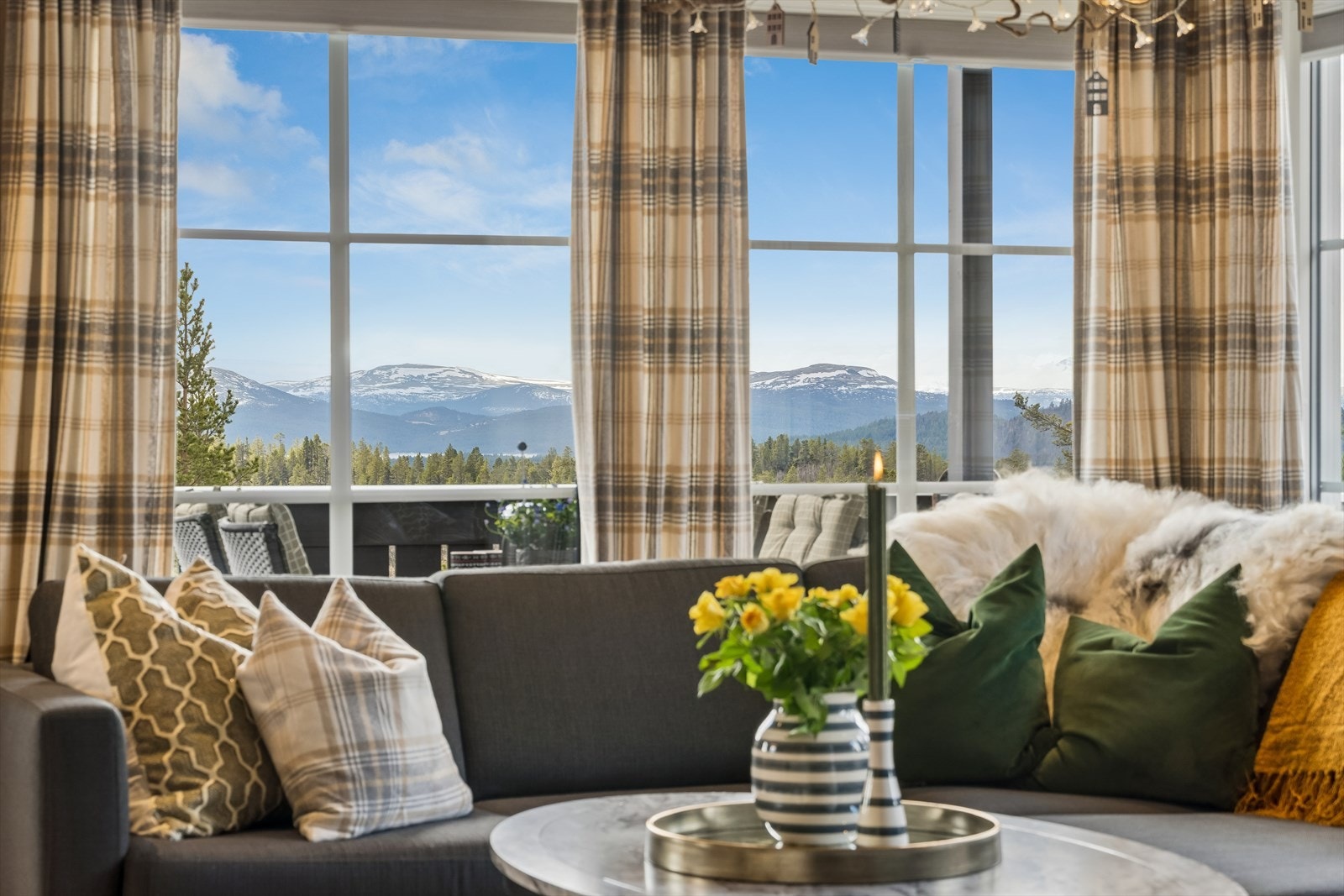 Store vindusflater i stuen slipper inn rikelig med dagslys og rammer inn utsikten. Galleribilde