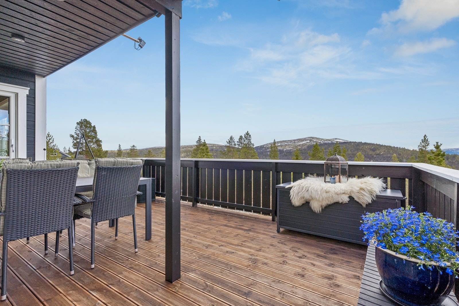 Terrassen er bygget med royalimpregnert dekke og har god plass til flere sittegrupper. Galleribilde