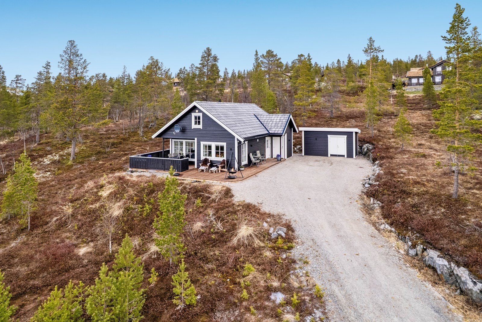 Moderne fritidsbolig fra 2019, med en ny, isolert bod på 12 m² oppført i 2024. Galleribilde