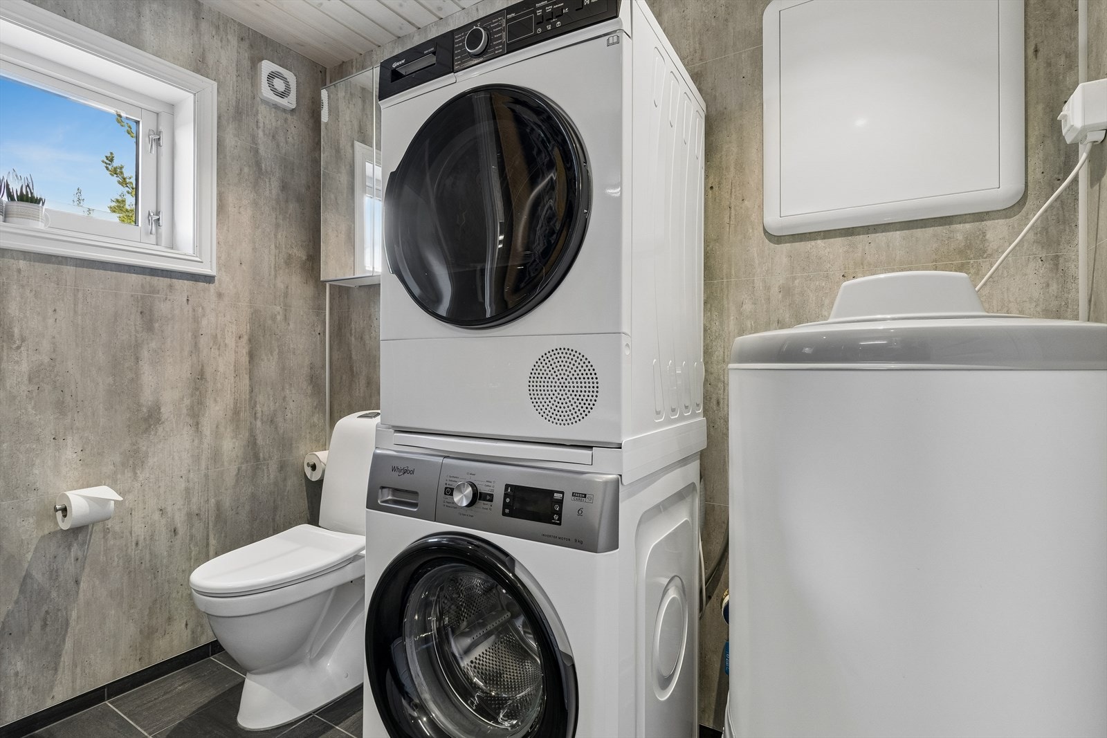 Badet er utstyrt med opplegg for vaskemaskin og en 190-liters varmtvannsbereder fra 2018. Galleribilde