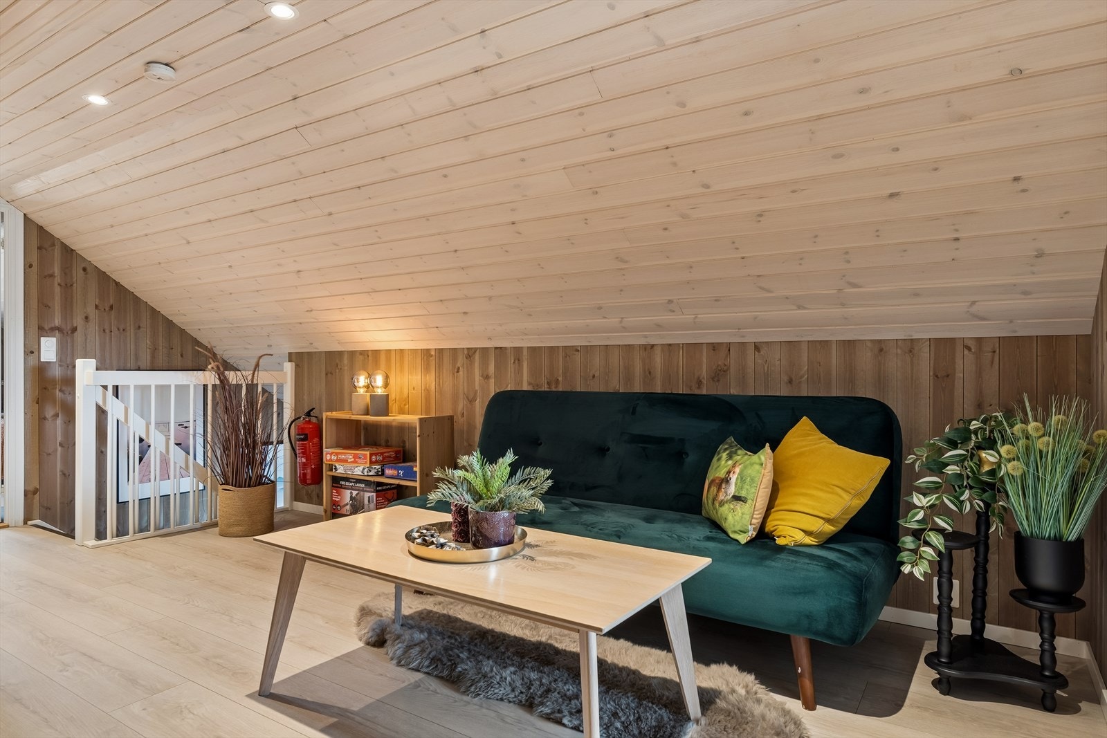 Loftstuen gir ekstra plass for lek eller avslapning, adskilt fra hovedstuen nede. Galleribilde