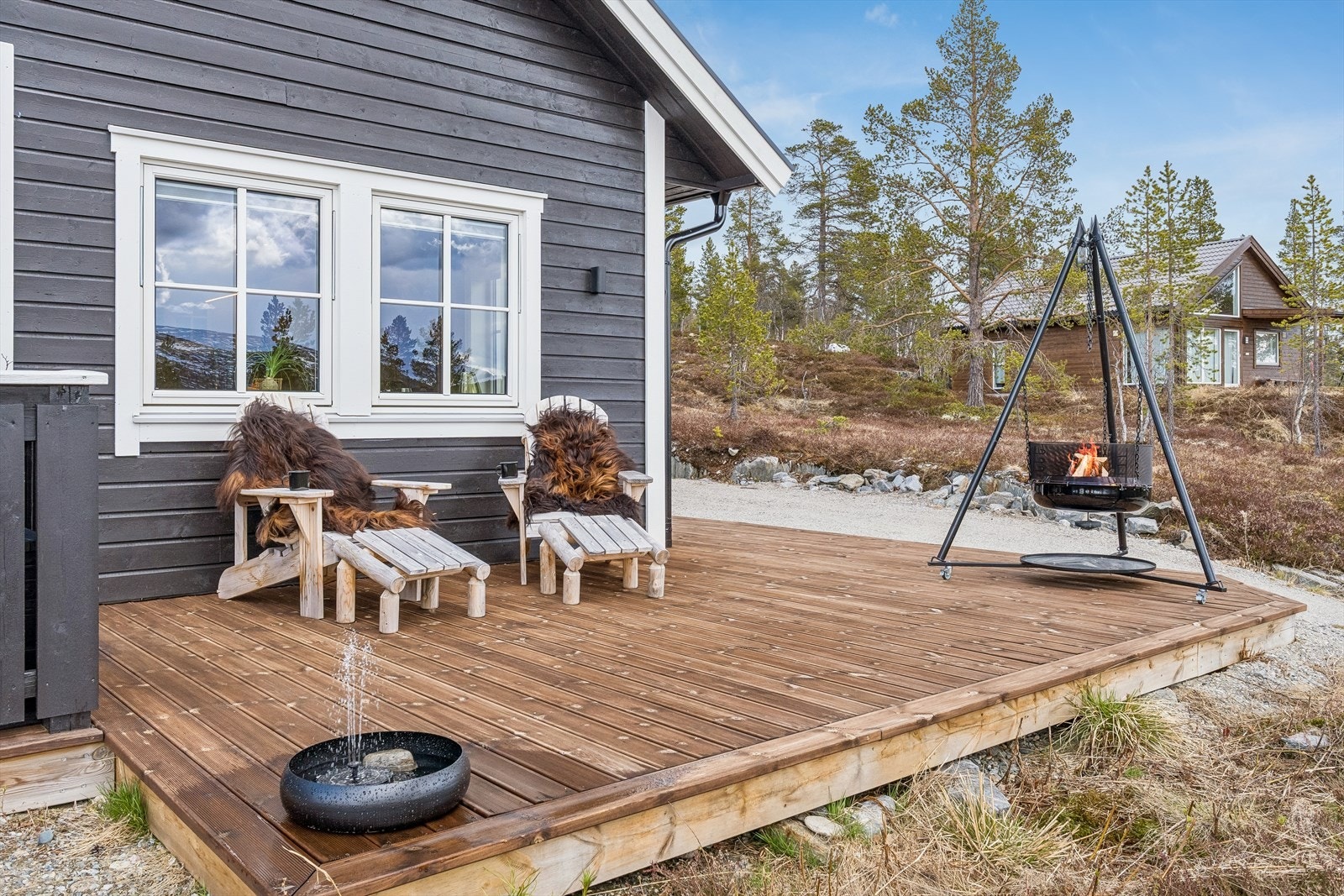 Uteplassen er etablert på terreng og er et naturlig samlingspunkt for hygge utendørs. Galleribilde