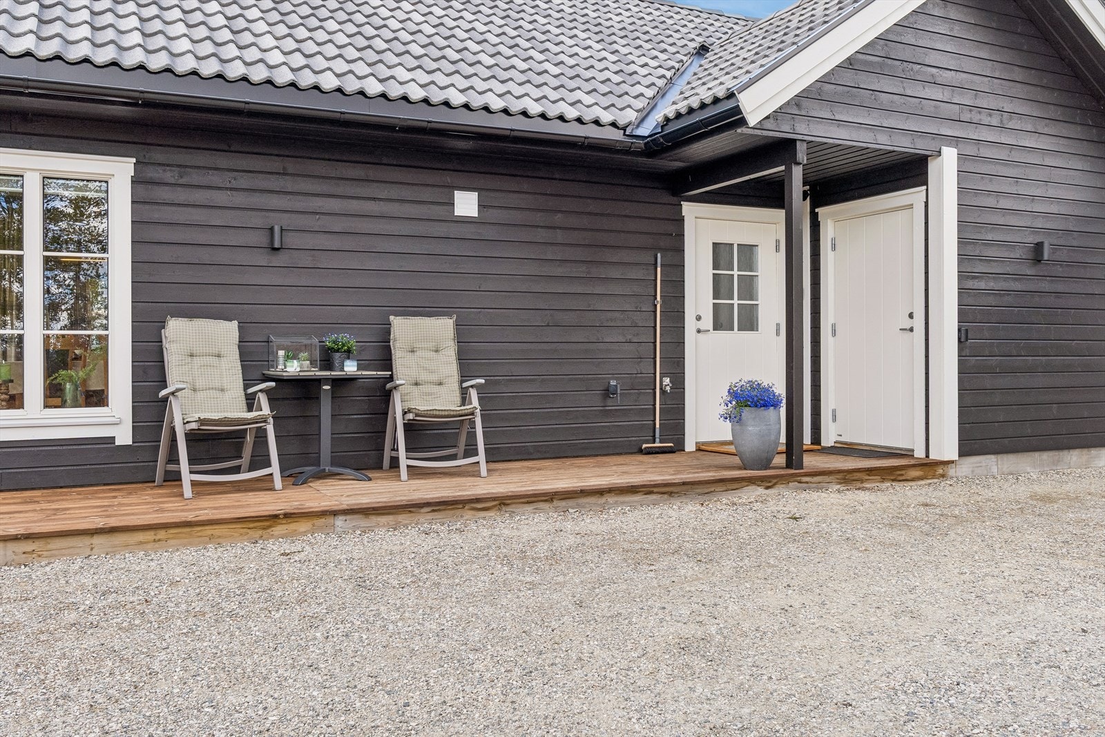 Fasaden har liggende bordkledning. Tomten er generelt flat med gruset innkjøring og parkering. Galleribilde
