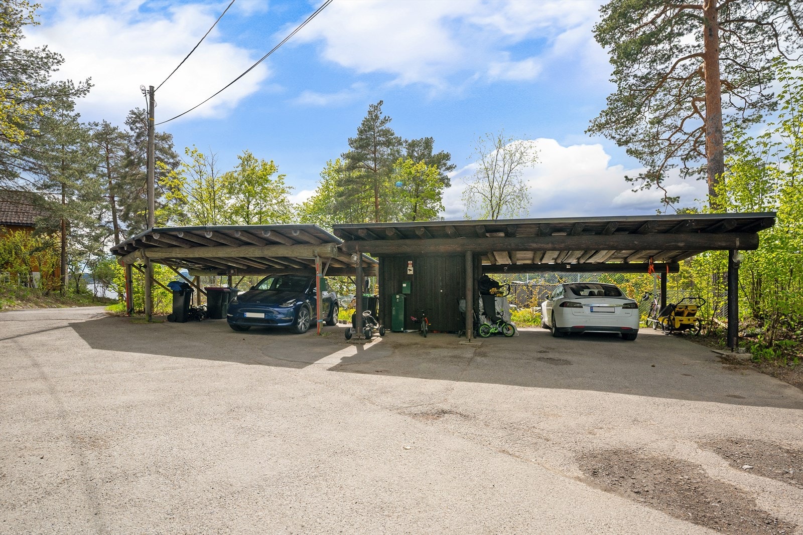 Felles gårdsplass med carport og el-lader Galleribilde