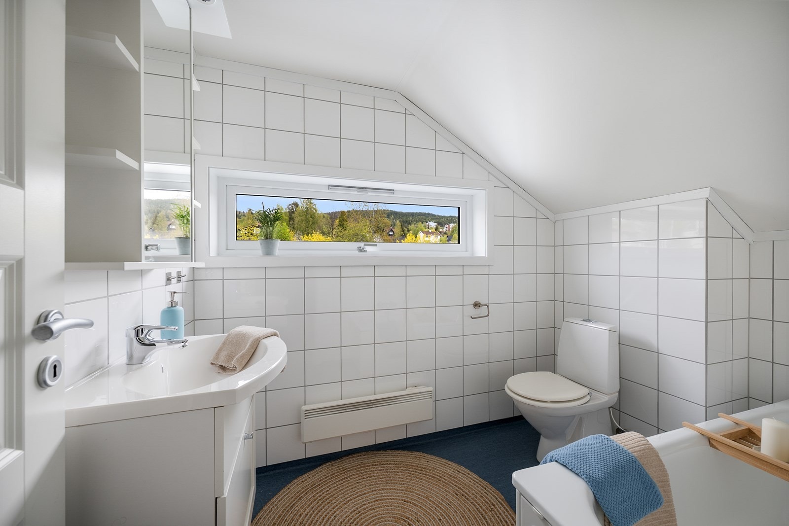 Badet i loftsetasjen er flislagt og utstyrt med badekar. Galleribilde