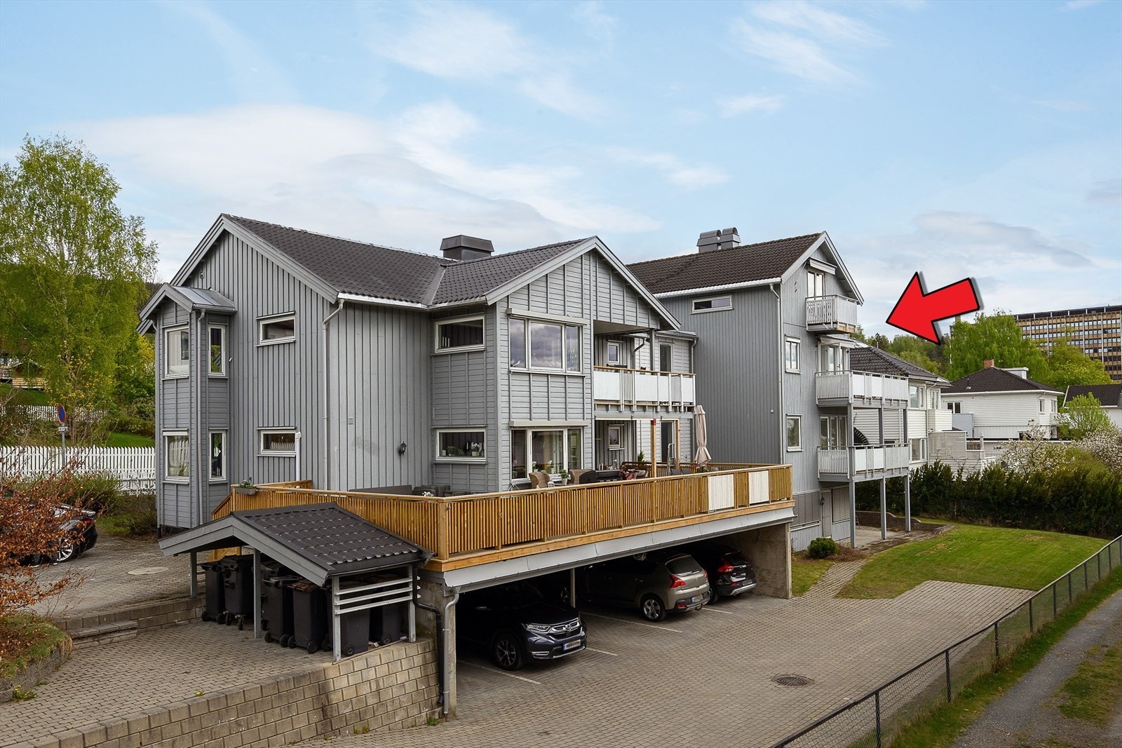 Til leiligheten følger det med en fast parkeringsplass i carport. Galleribilde