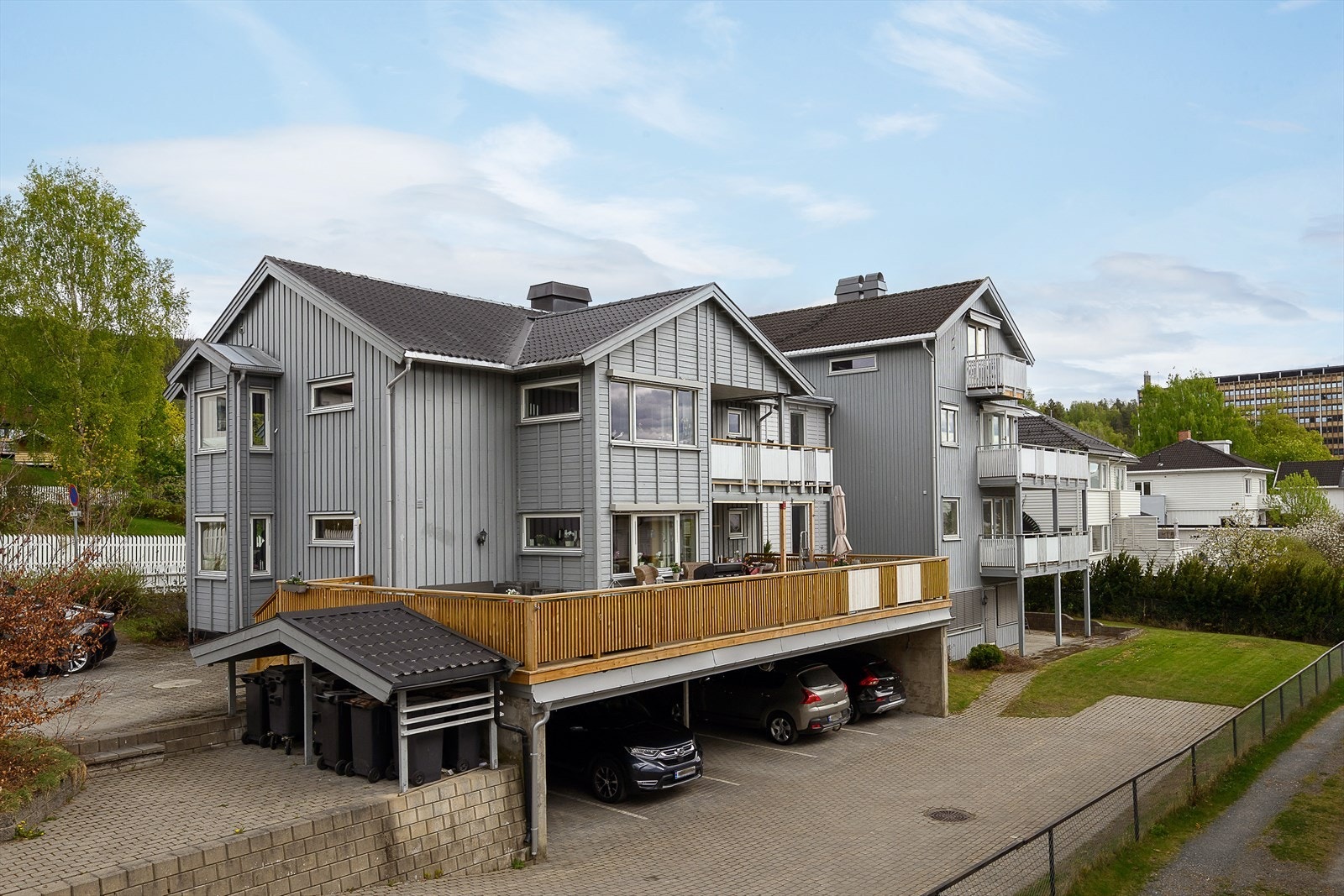 Til leiligheten følger det med en fast parkeringsplass i carport. Galleribilde