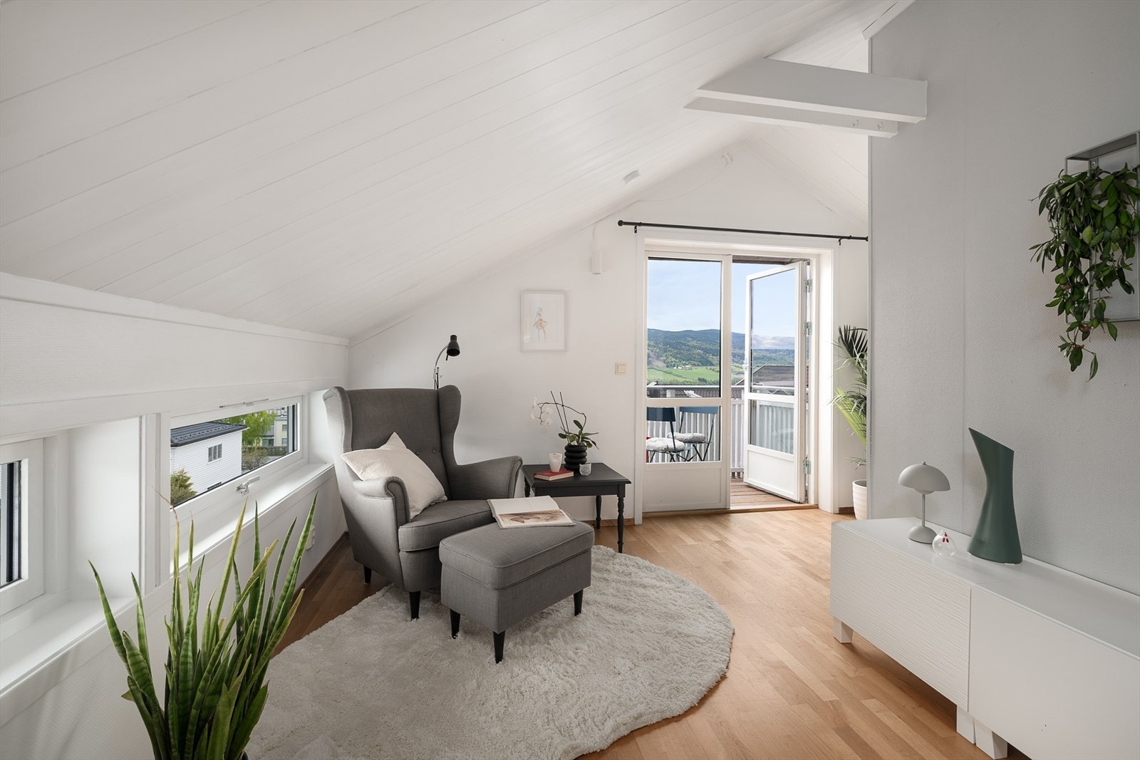 Loftstuen er et fleksibelt rom som kan brukes som en ekstra stue, kontor eller lekerom. Galleribilde
