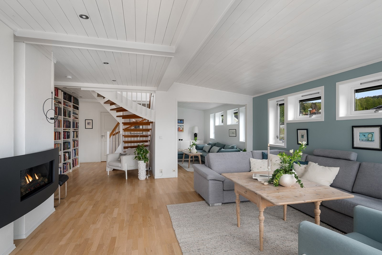 Den åpne trappen mot loftsetasjen er et fint blikkfang i rommet. Galleribilde
