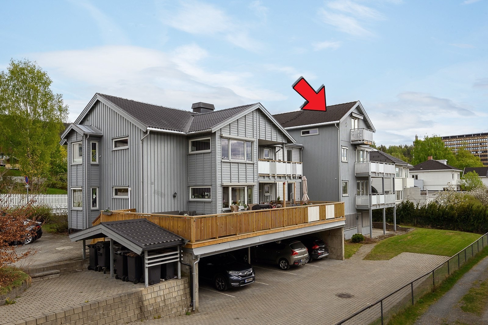 Til leiligheten følger det med en fast parkeringsplass i carport. Galleribilde