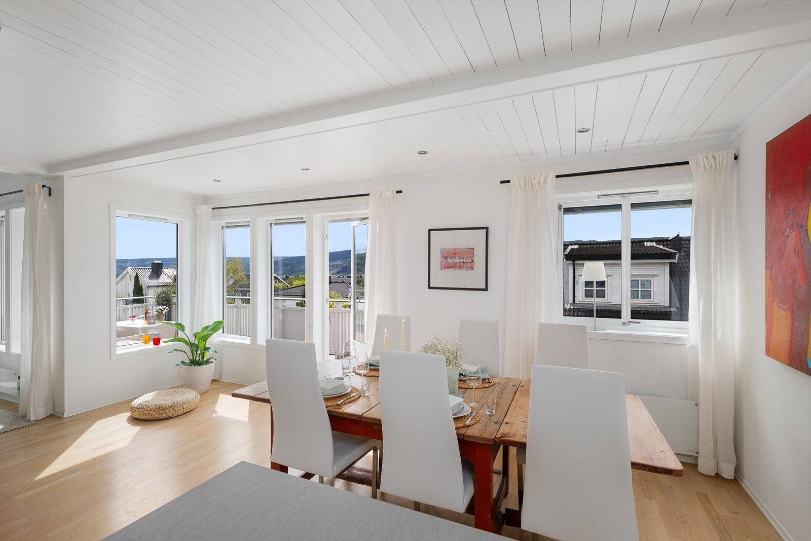 Fra spisestuen er det direkte siktlinje mot balkongen og utsikten. Galleribilde