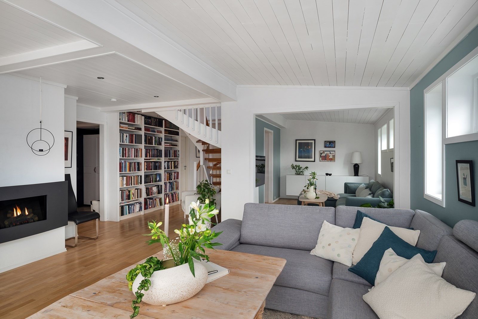 Under trappen er det plassbygde bokhyller som utnytter plassen optimalt. Galleribilde