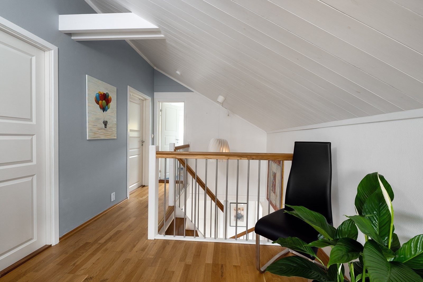 Reposen på toppen av trappen leder inn til rommene i loftsetasjen. Galleribilde