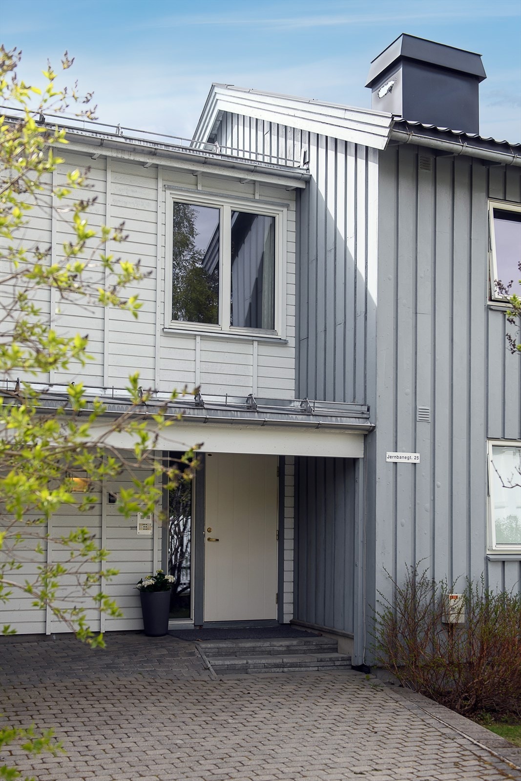 Egen inngang fra bakkeplan med innvendig trapp opp til leilgiheten. Galleribilde