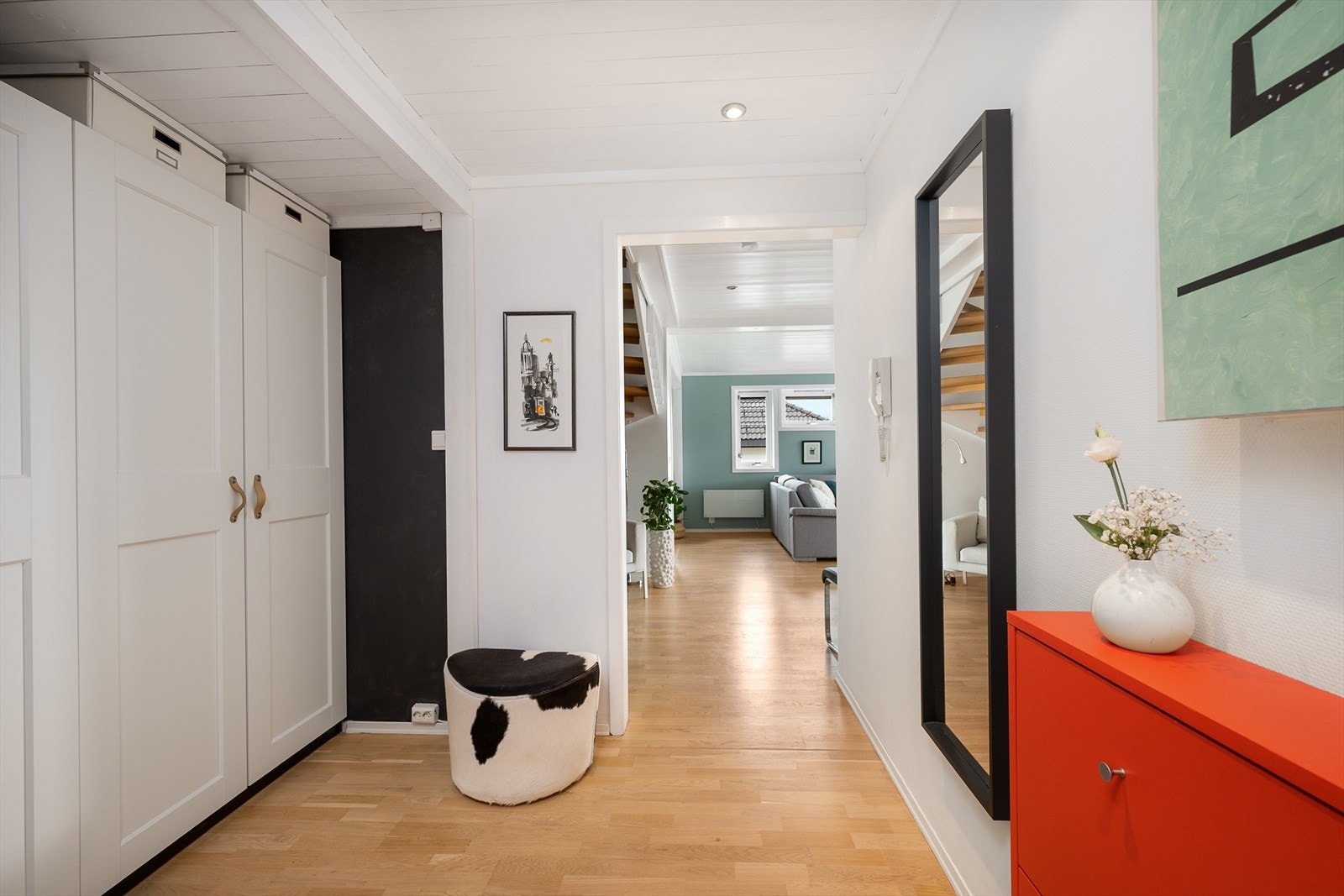 Fra gangen er det åpent inn mot stuen. Galleribilde