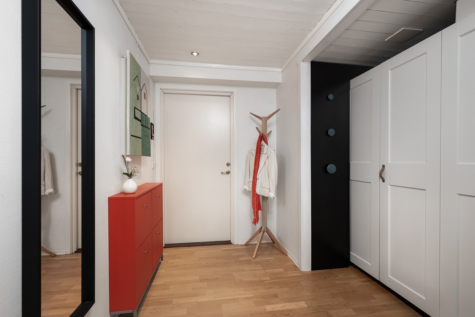 Entréen har rikelig med oppbevaringsplass i garderobeskap som ble satt inn etter 2018. Galleribilde