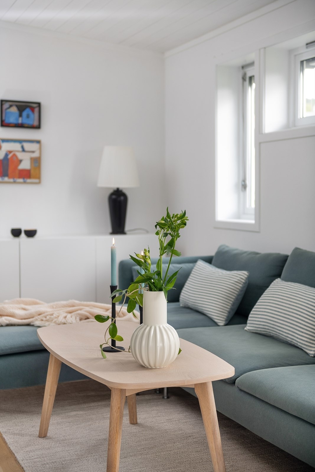 Gjennomtenkte detaljer og materialvalg preger leiligheten. Galleribilde
