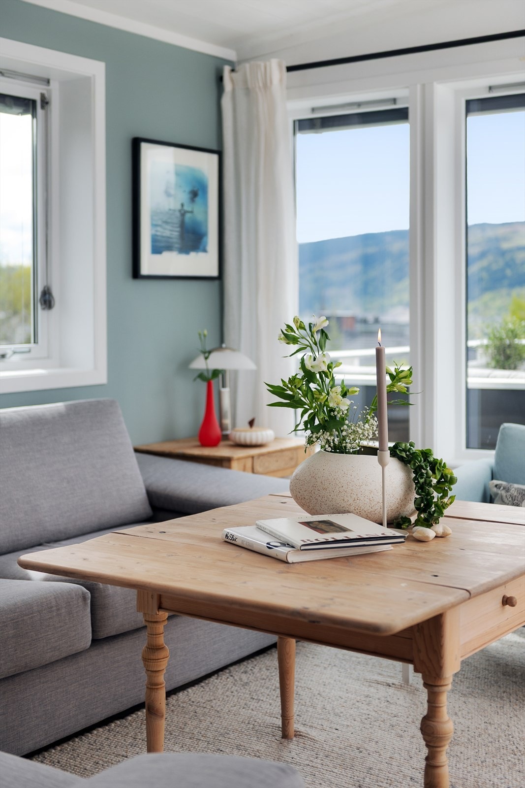 Store vindusflater gir rikelig med naturlig lys. Galleribilde