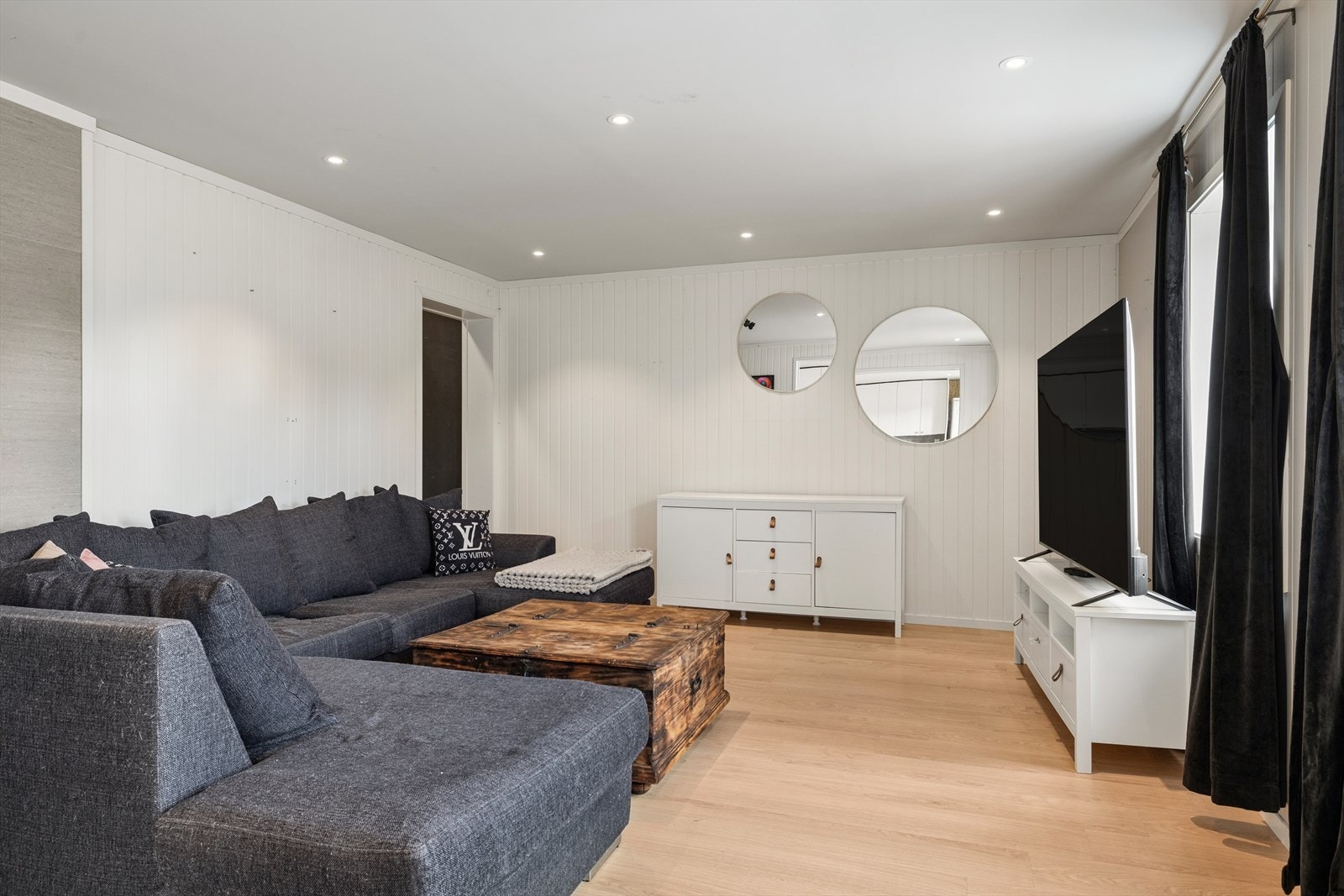 Stuen slipper inn rikelig med naturlig lys og har god plass til en stor sittegruppe. Galleribilde
