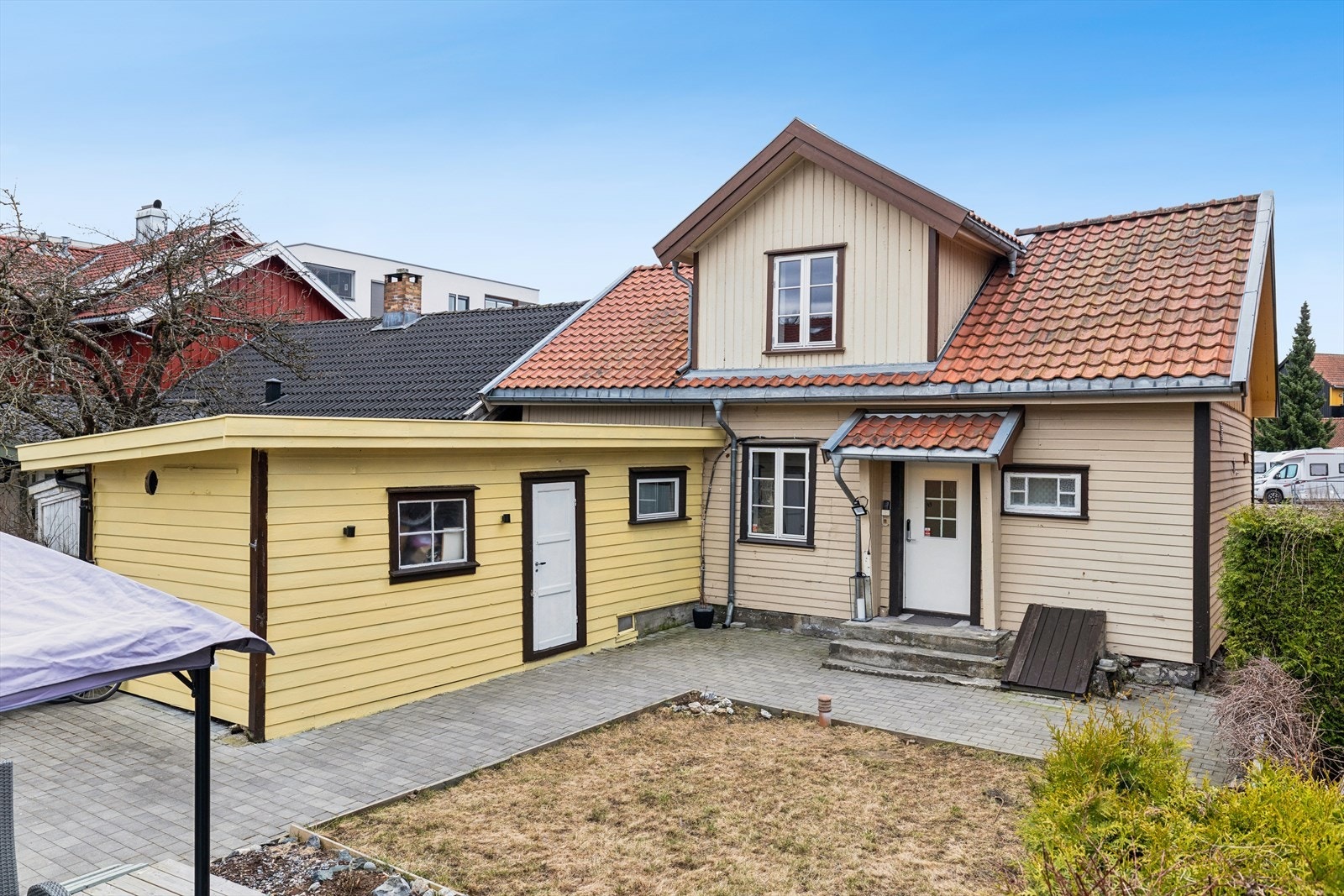 Skjermet uteområde med belegningsstein gir et praktisk og lettstelt uterom. Galleribilde