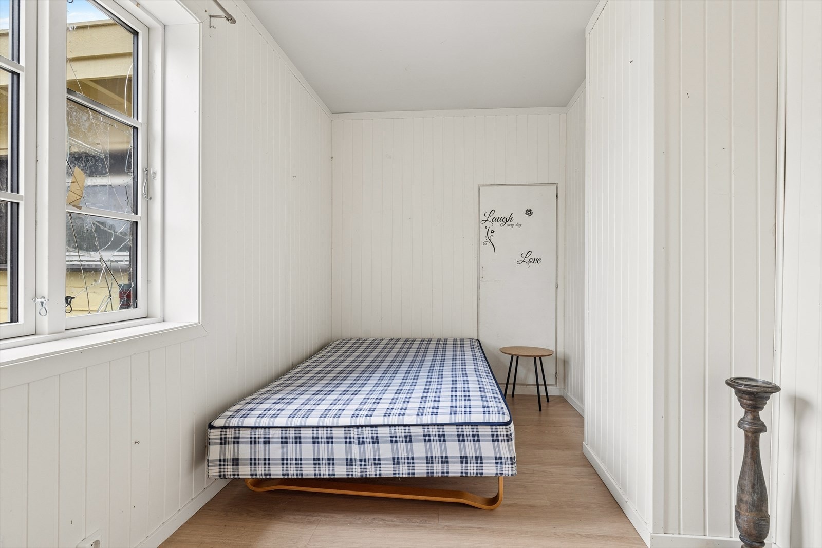 Garderobe innredet som soverom Galleribilde