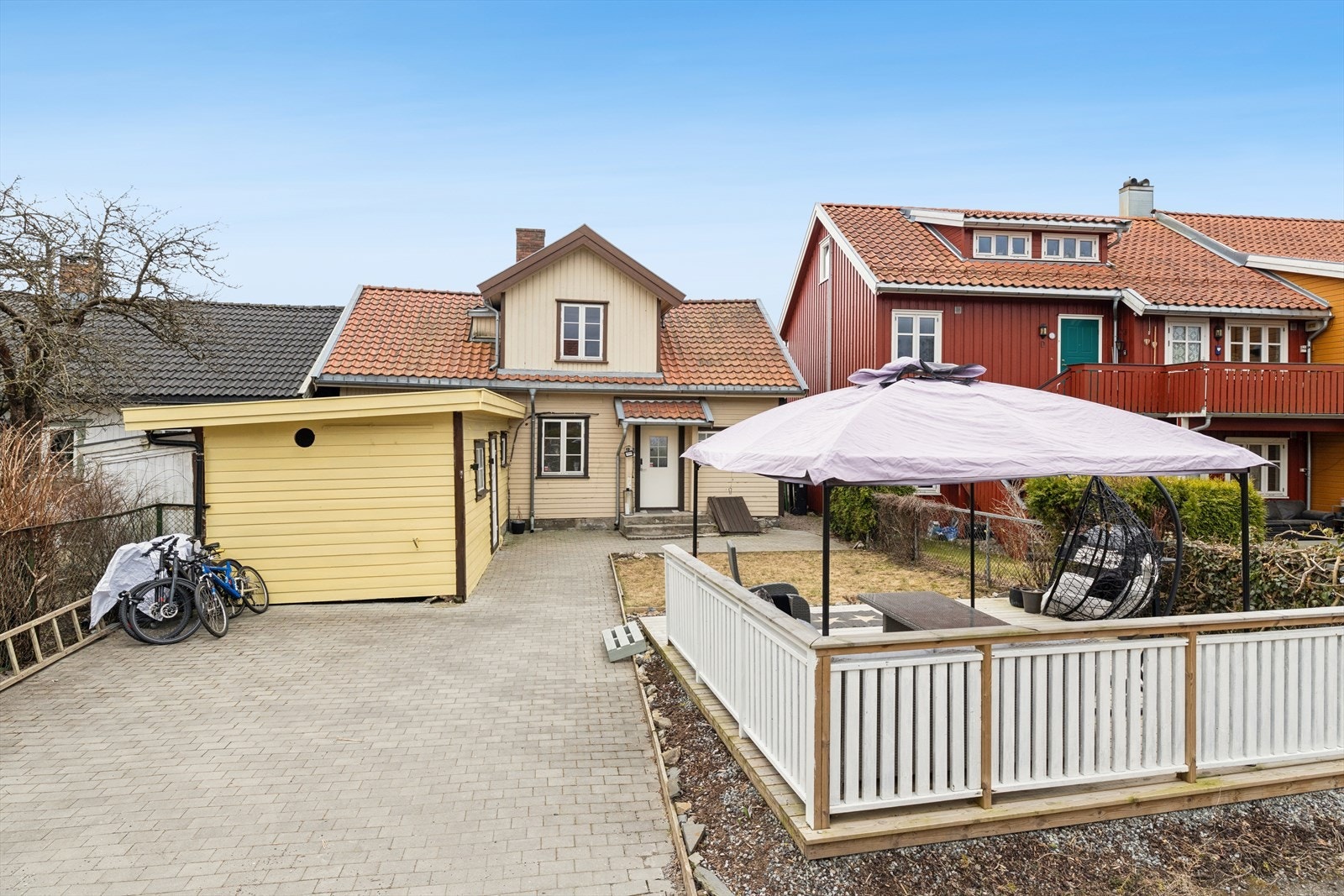 Funksjonelt uteområde som gir enkel oppstilling for bil eller sykkel. Galleribilde
