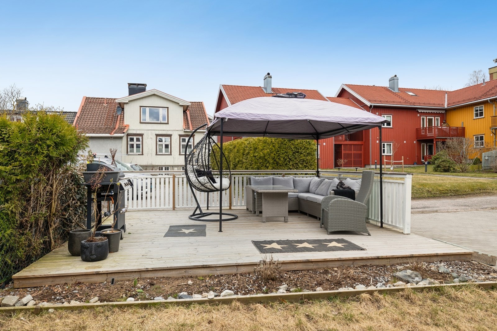 Hyggelig terrasse vendt mot bakgård, velegnet for rolige stunder ute. Galleribilde