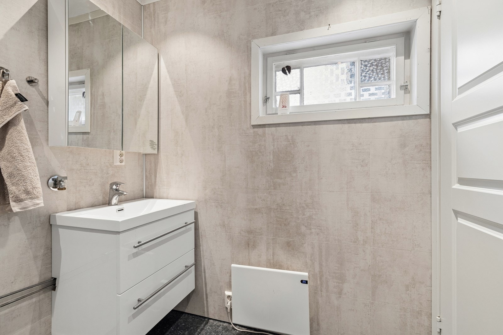 Vindu på badet gir et lyst preg og mulighet for naturlig ventilasjon. Galleribilde