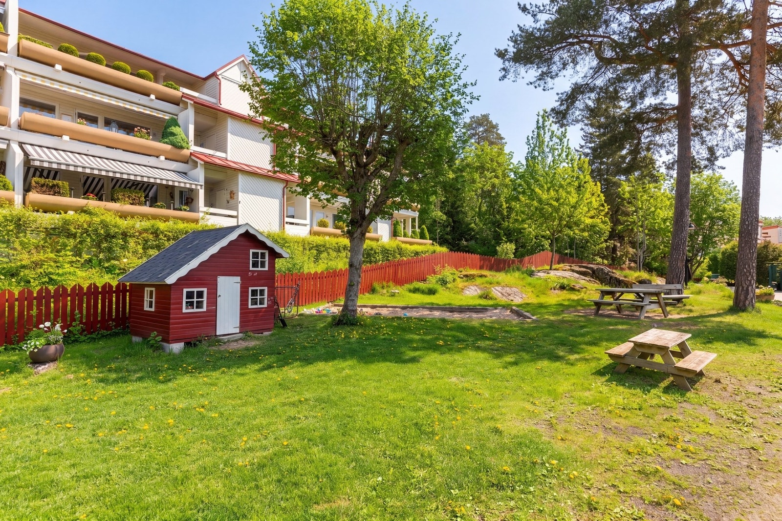 På oversiden er det også ytterligere uteplasser for barna i vellet. Perfekt for småbarnsforeldre. Galleribilde