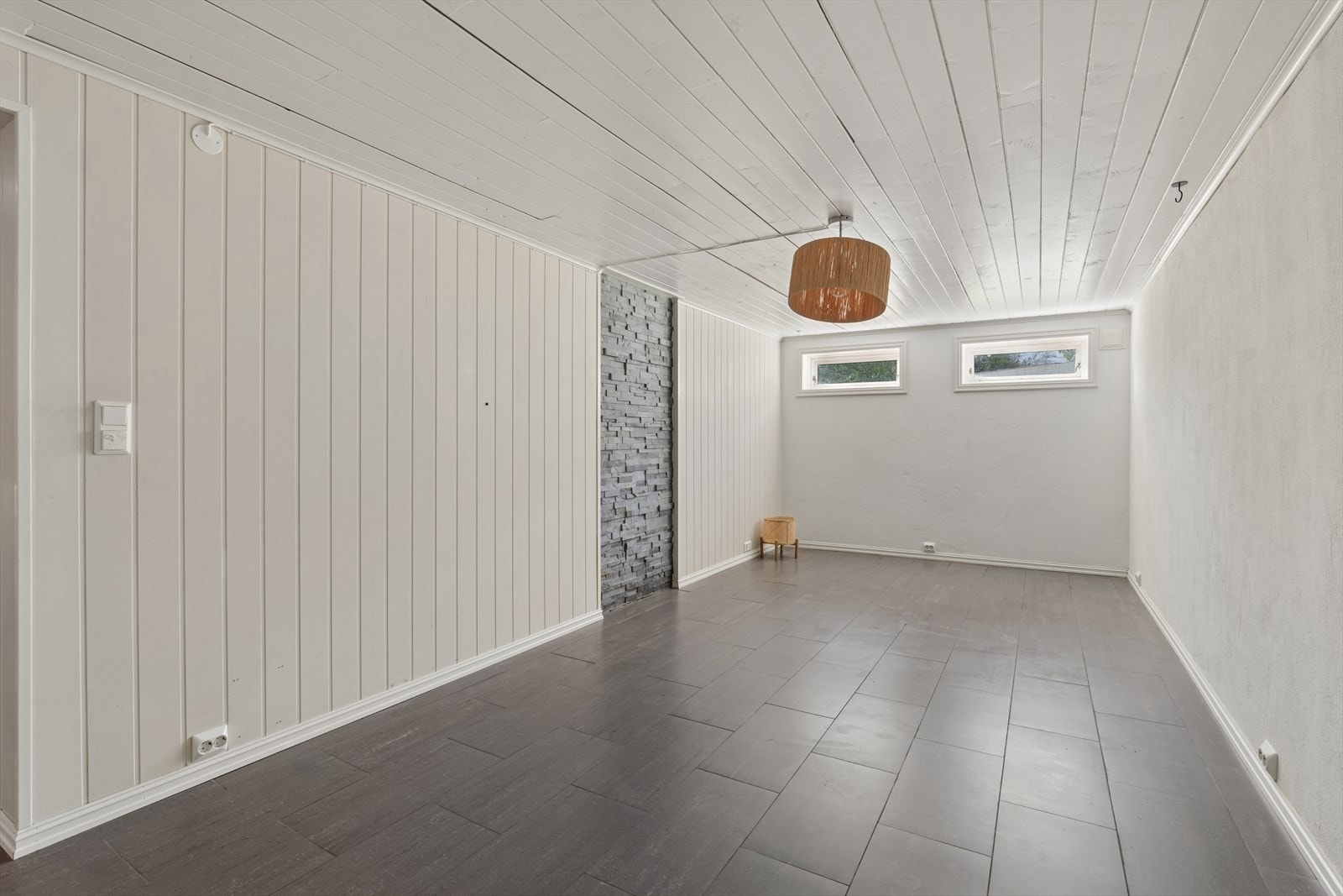 Underetasjen byr videre på en koselig kjellerstue Galleribilde