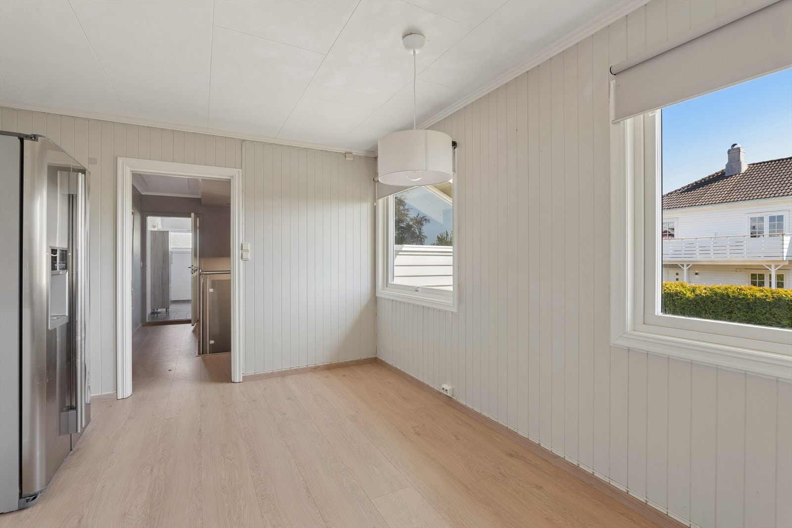 Rommet har en familievennlig løsning med god plass til frokostbord - og godt med lys fra store vindusflater Galleribilde
