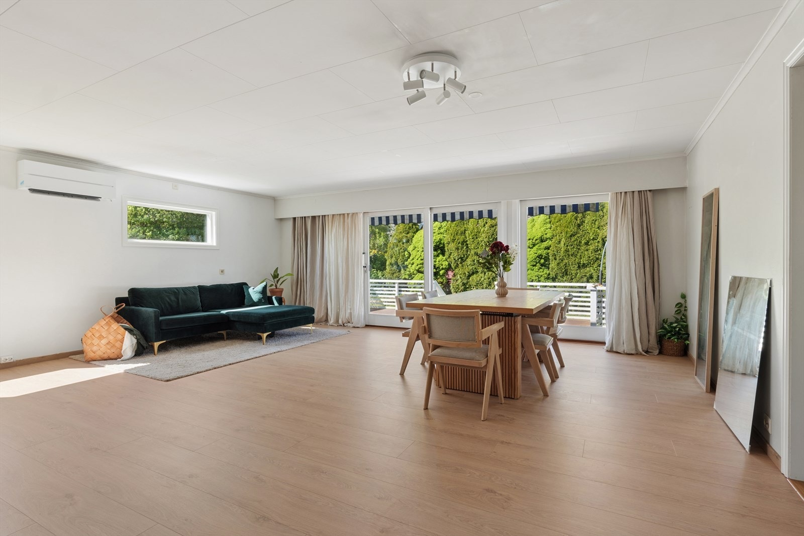 Skyvedøren leder deg ut på herlig vestvendt terrasse Galleribilde