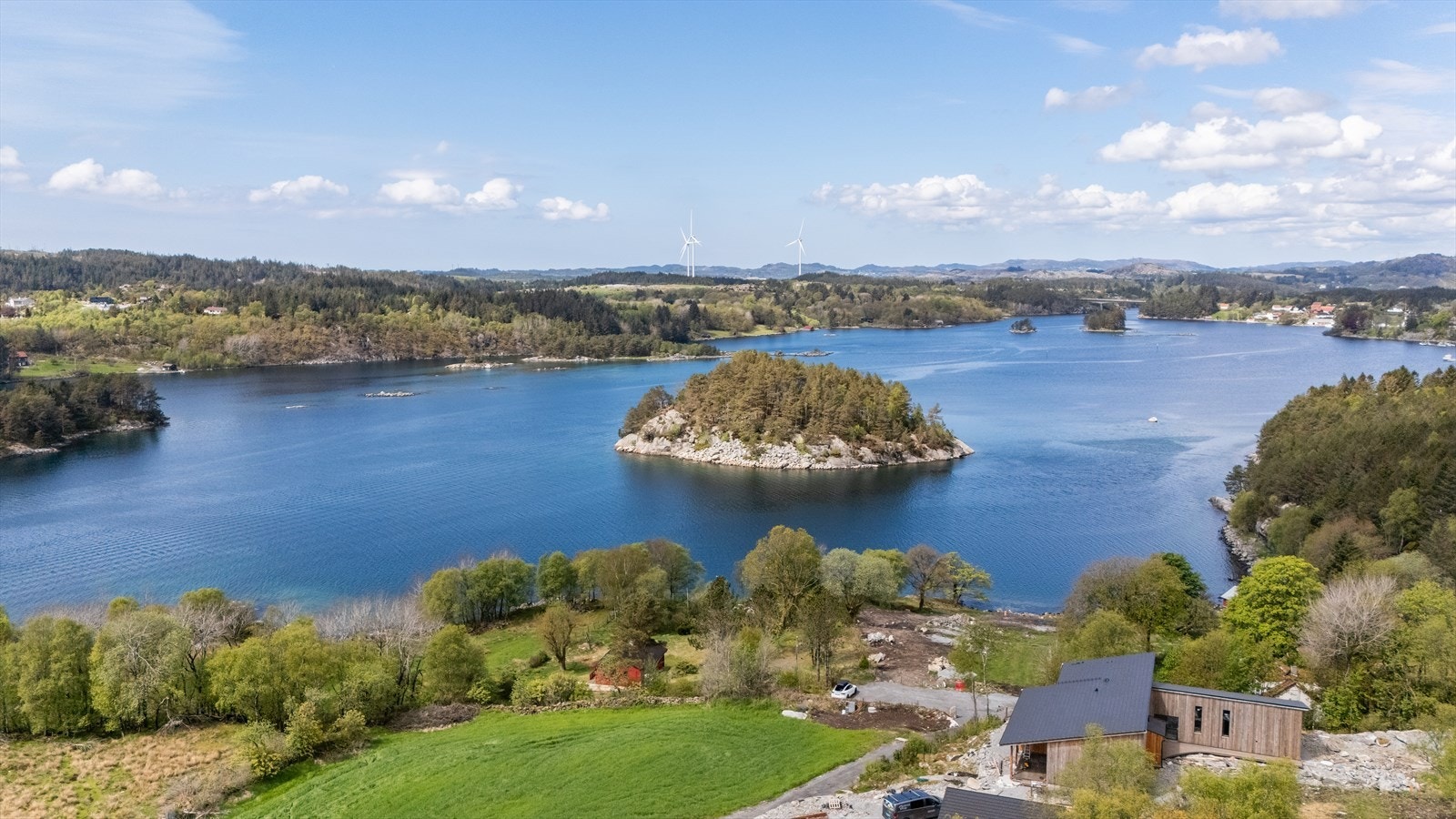 Populære Hamnarholmen ligge like ved og det er også kort vei til nærbutikk. Galleribilde