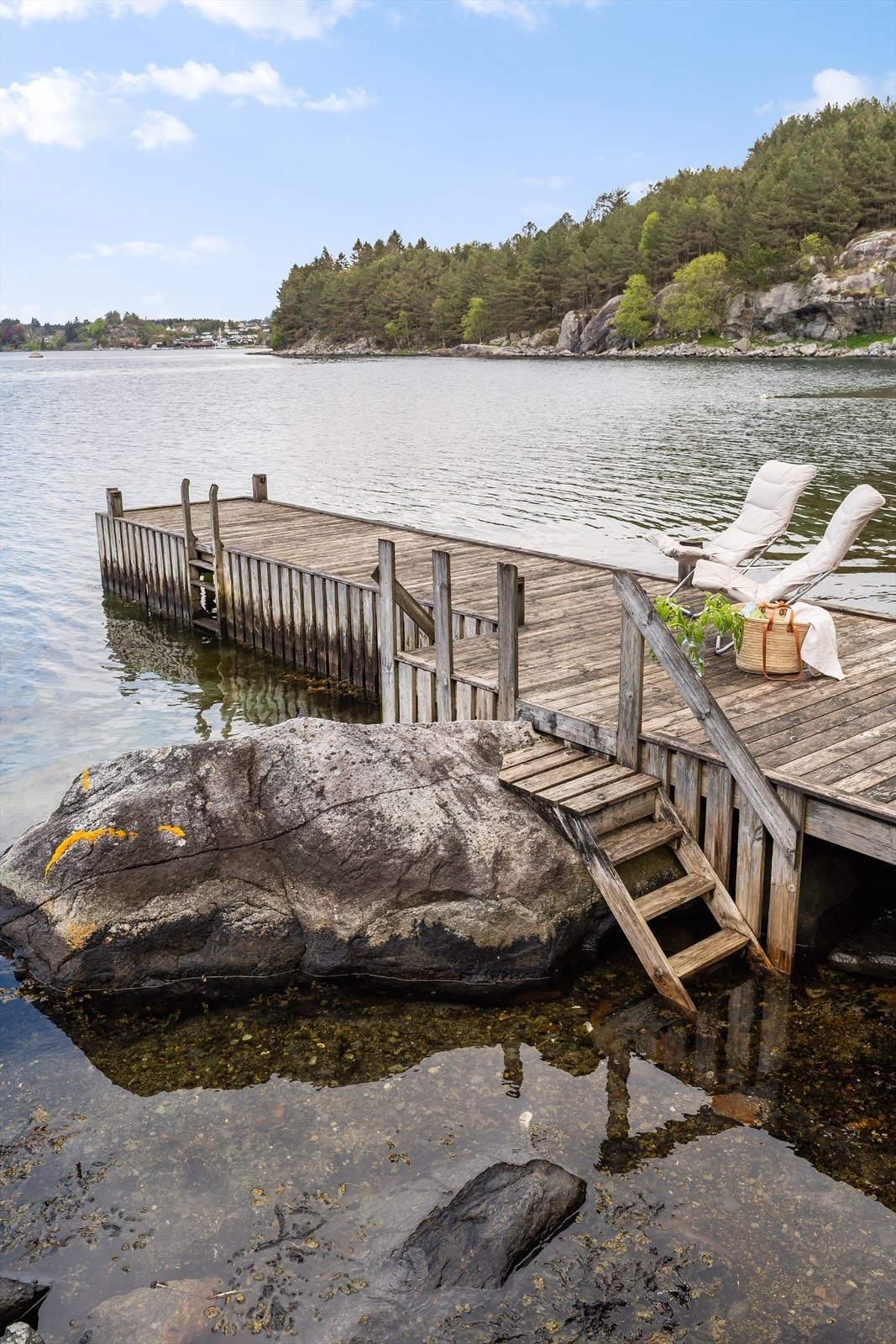 Fra bryggen er det bade- og fiskemuligheter, samt ypperlig å legge til med båt. Galleribilde