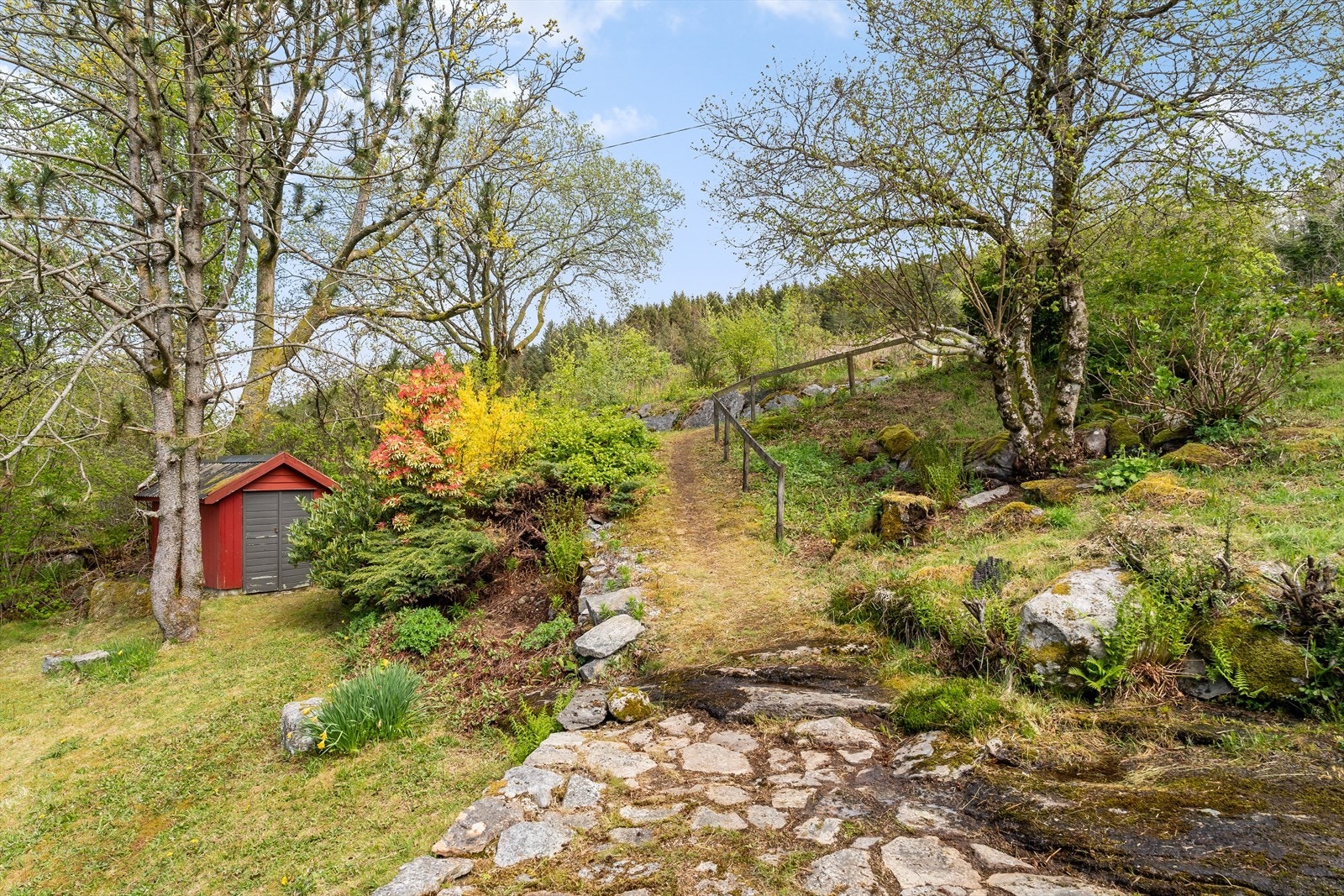 På eiendommen finnes også en frittliggende redskapsbod. Galleribilde