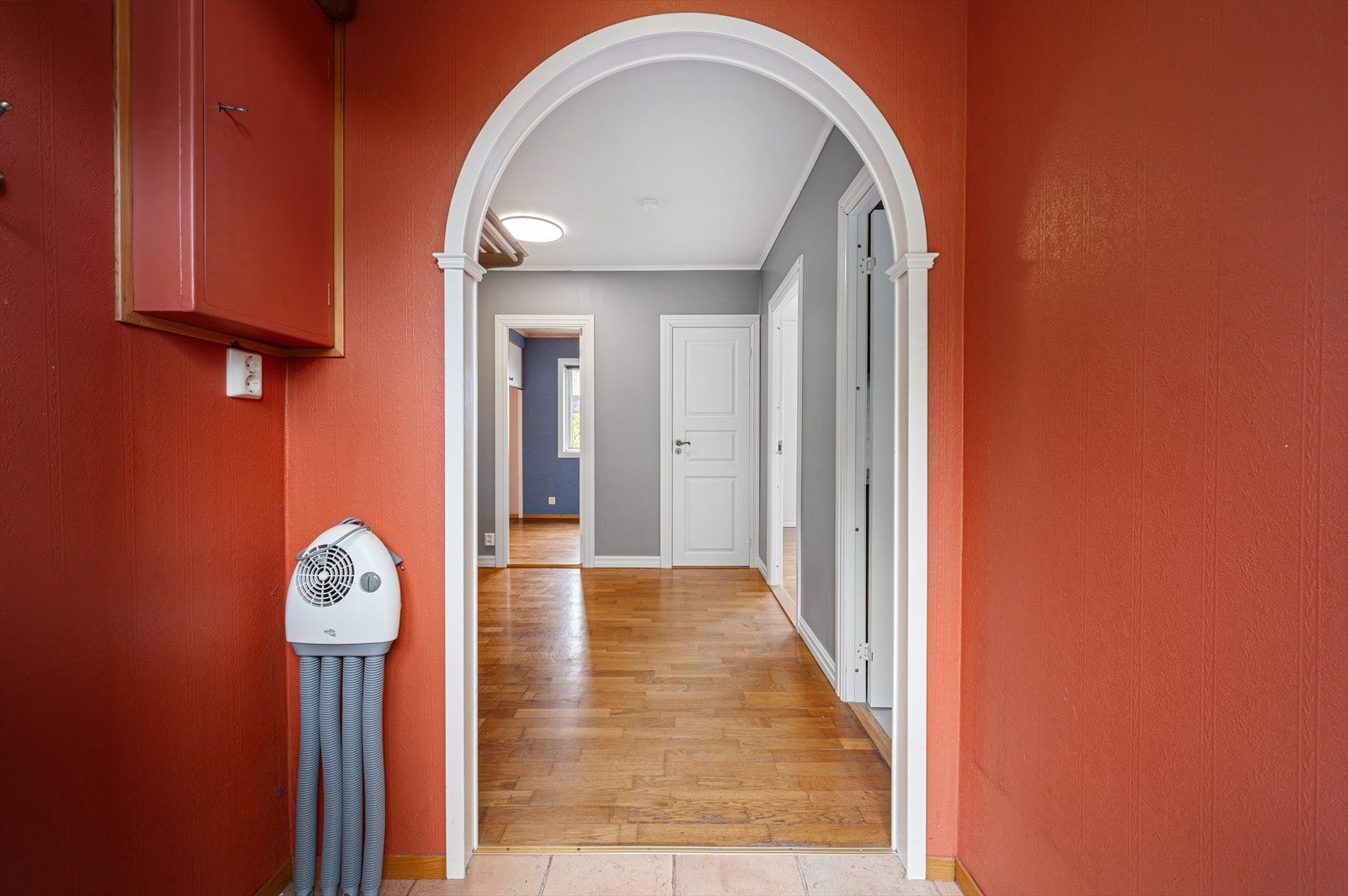 Det første som møter deg er en romslig entré på hele 9,8 m². Herfra er det videre adkomst til boligens stue. Galleribilde