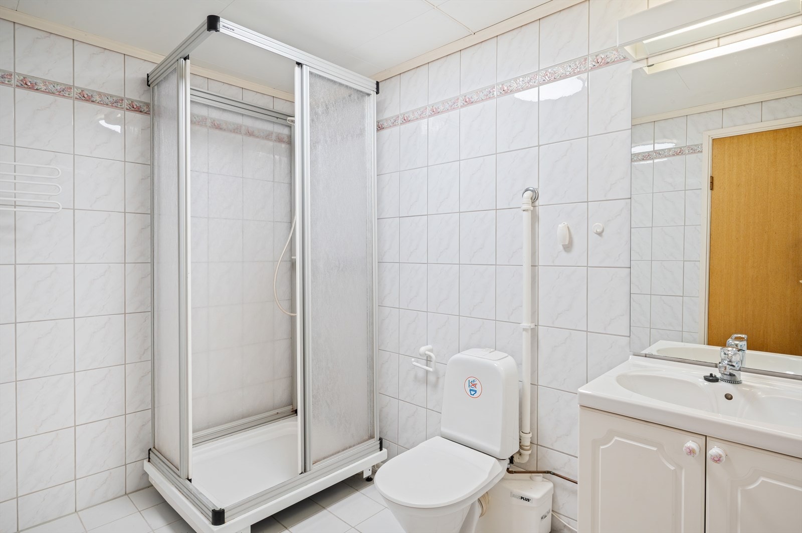 Badet i underetasjen måler 5 m² og er fra 1998. Toalettet her er tilknyttet avløpspumpe. Galleribilde