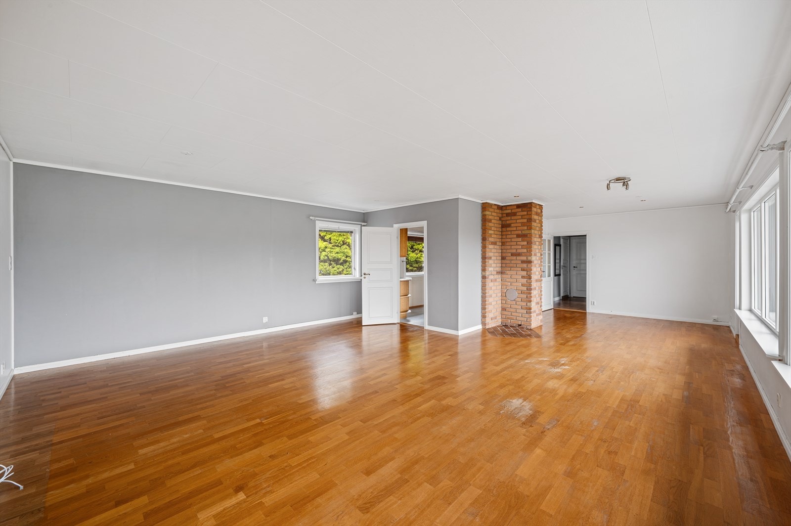 Innvendig i boligen er gulvene av 2-stavs parkett, teppe, belegg, fliser og tre. Veggene er malte flater og i panel, og himlinger er i panel, av malte flater og ferdigmalte takplater. Galleribilde