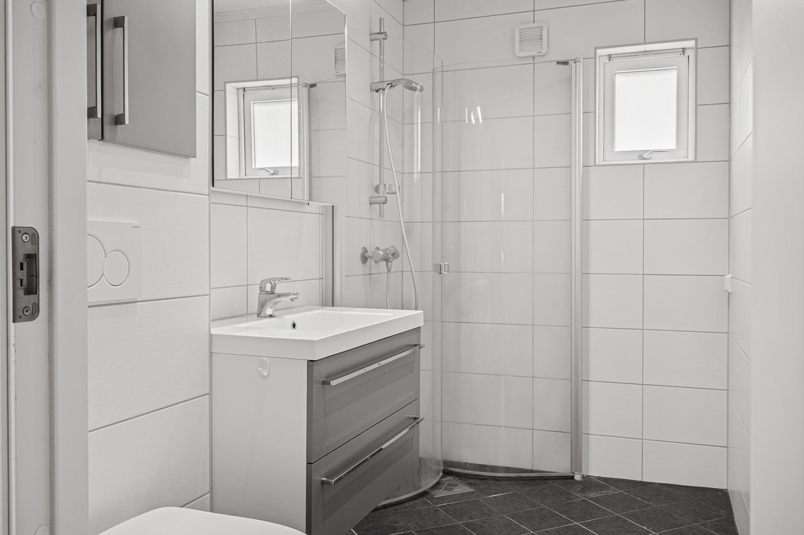 Baderom i denne etasjen ble pusset opp rundt 2014/2015. Badet er helfliset med elektriske varmekabler i gulv og himlingsplater i tak. Galleribilde