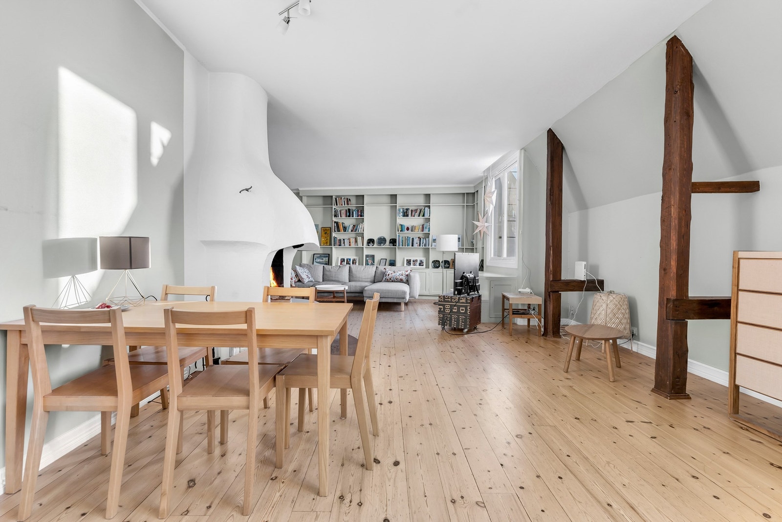 Stue med peis og utgang til balkong. Galleribilde