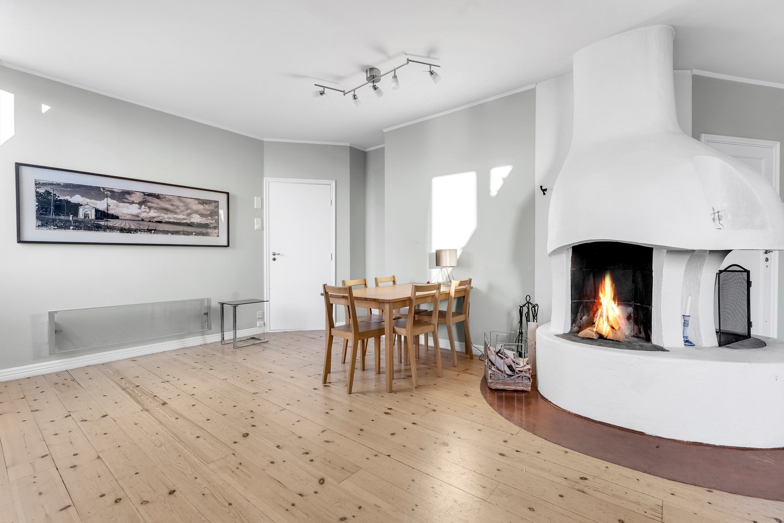 Stue med peis og utgang til balkong. Galleribilde