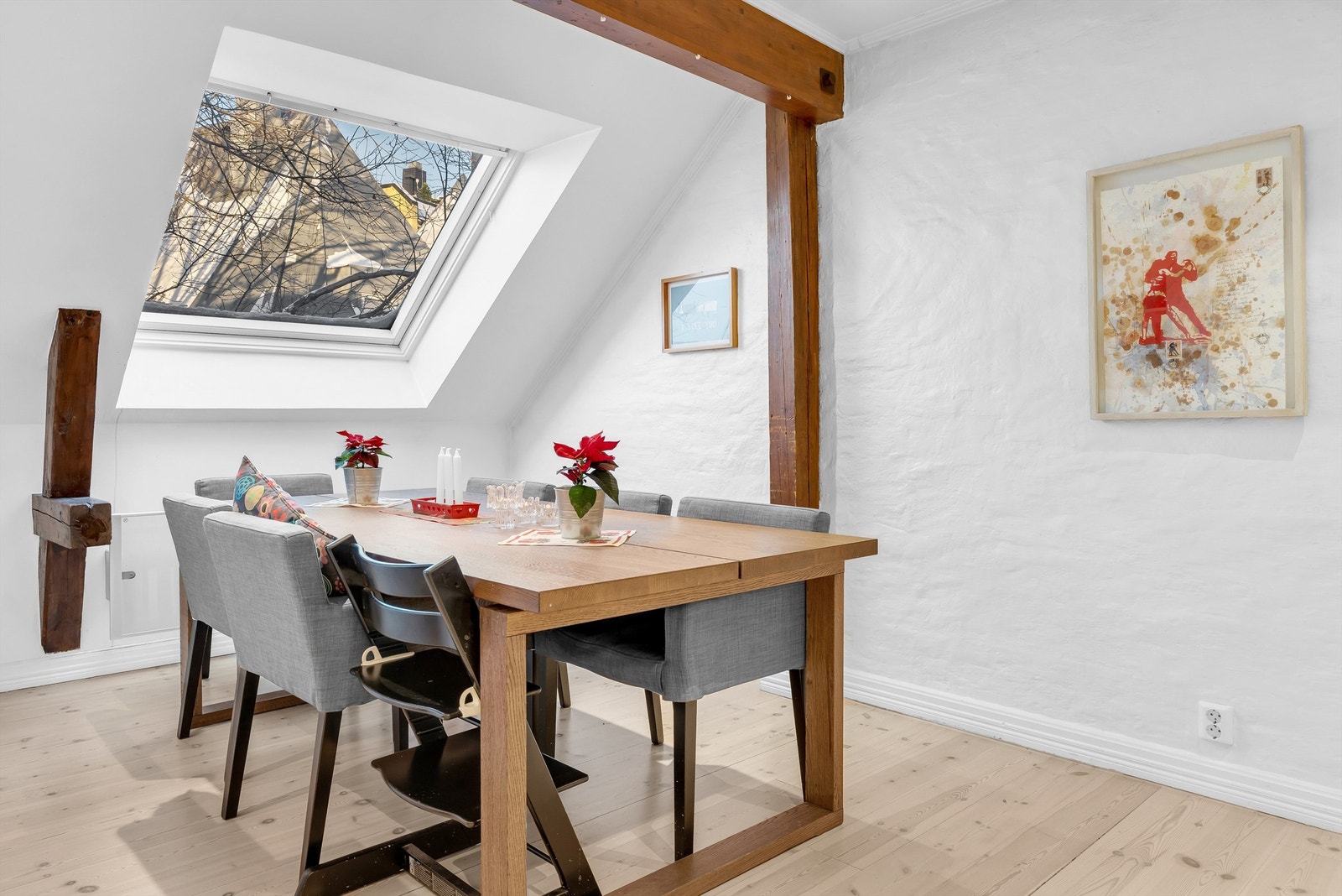 Kjøkken med spiseplass og peis. Galleribilde